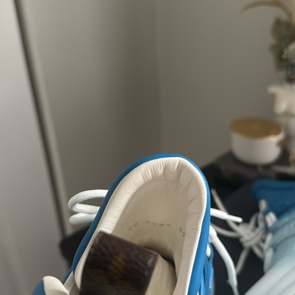 Authentic Louis Vuitton Calfskin LV Archlight Sneakers 39 - Picture 8 of 10